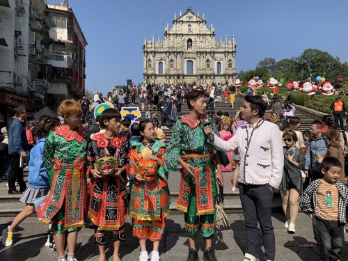 Performing in the Macao International Parade and learning from art groups